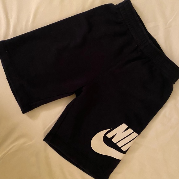 Nike summer outfit. - Picture 3 of 8